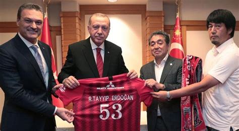 E­r­d­o­ğ­a­n­­a­ ­1­5­ ­n­u­m­a­r­a­l­ı­ ­f­o­r­m­a­ ­h­e­d­i­y­e­ ­e­d­i­l­d­i­